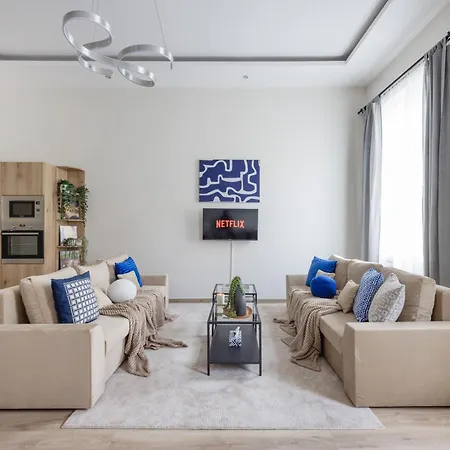 Apartment Oasis - Modern Charm, Timeless Comfort *