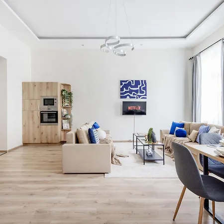Oasis - Modern Charm, Timeless Comfort 아파트