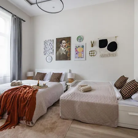 Oasis - Modern Charm, Timeless Comfort 아파트