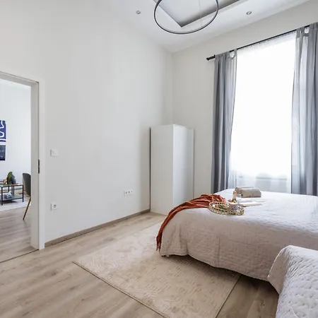 아파트 Oasis - Modern Charm, Timeless Comfort